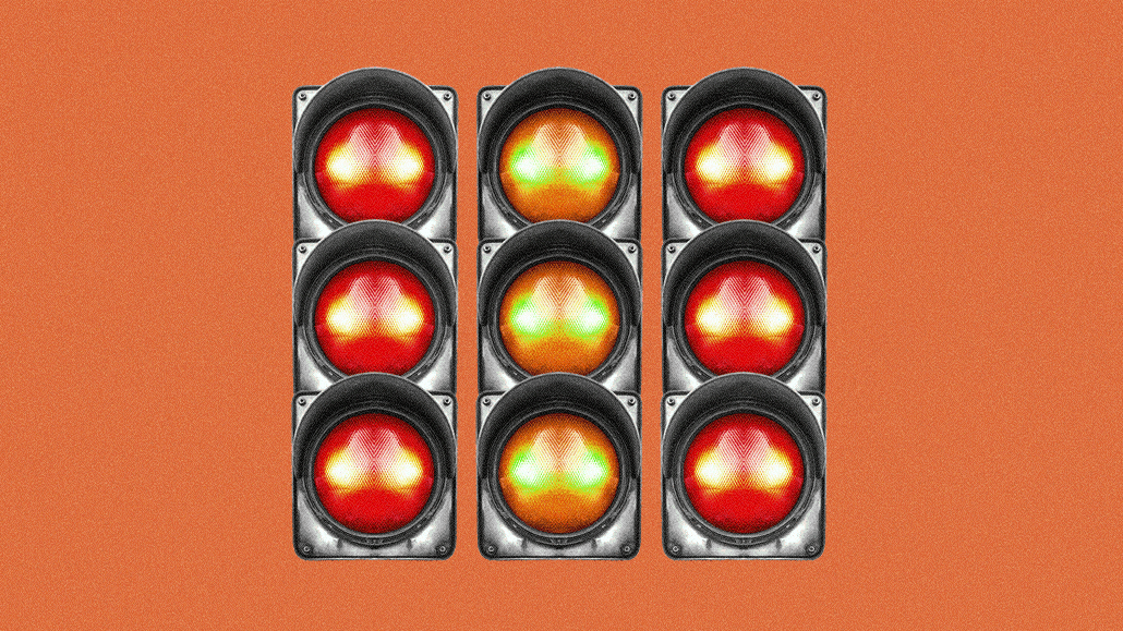 GIF of three traffic lights blinking in different orders, symbolizing real-time traffic shaping and optimization in programmatic advertising